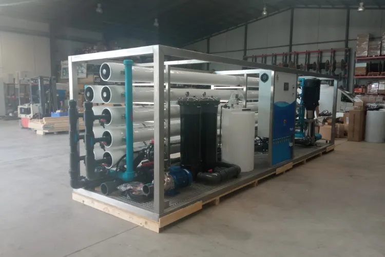 Fotografía de la instalación de un sistema de osmosis inversa industrial dentro de una nave industrial.