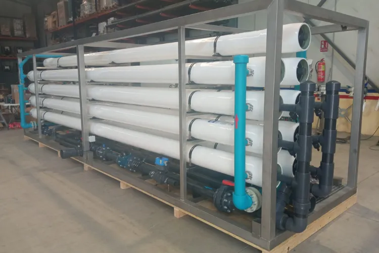 Fotografía de tubos de color blanco de una instalación de un sistema de osmosis inversa industrial en una empresa.