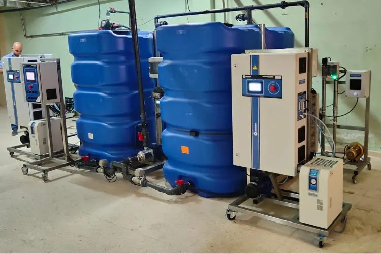 Fotografía de dos tanques color azul que forman parte de las instalaciones de sistemas de ozono para agua.