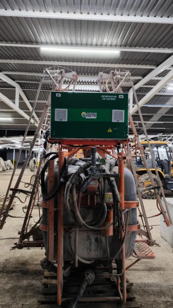 Fotografía de frente de un generador de ozono que es un tratamiento de aguas industrial que mejora la calidad del agua.