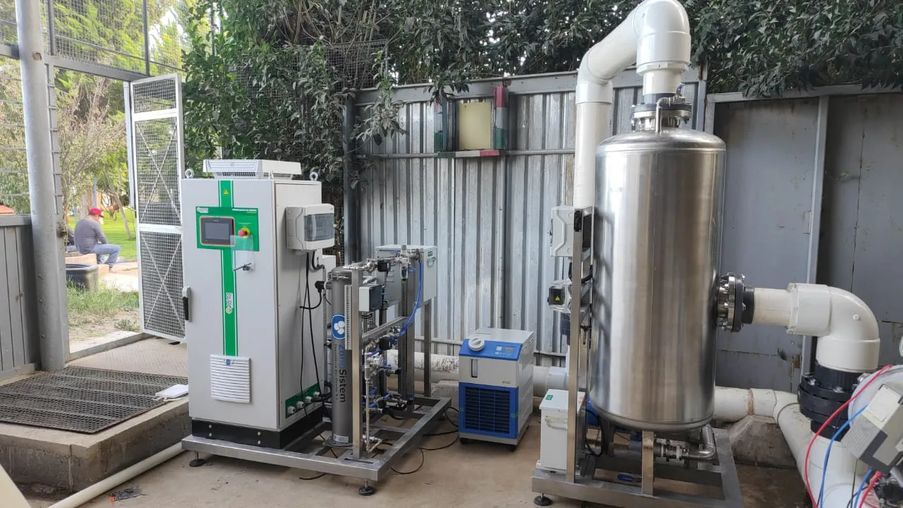 Fotografía de un espacio al aire libre donde se encuentra instalado un tratamiento con ozono para industrias.