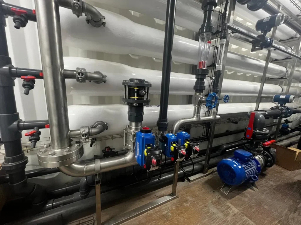 Fotografía de lado la implementación de la tecnología ósmosis inversa para tratamientos de agua para centros de lavandería.