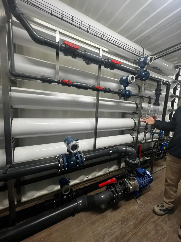 Fotografía de medio de lado de la instalación de un sistema de osmosis inversa para tratamiento de aguas industrial.