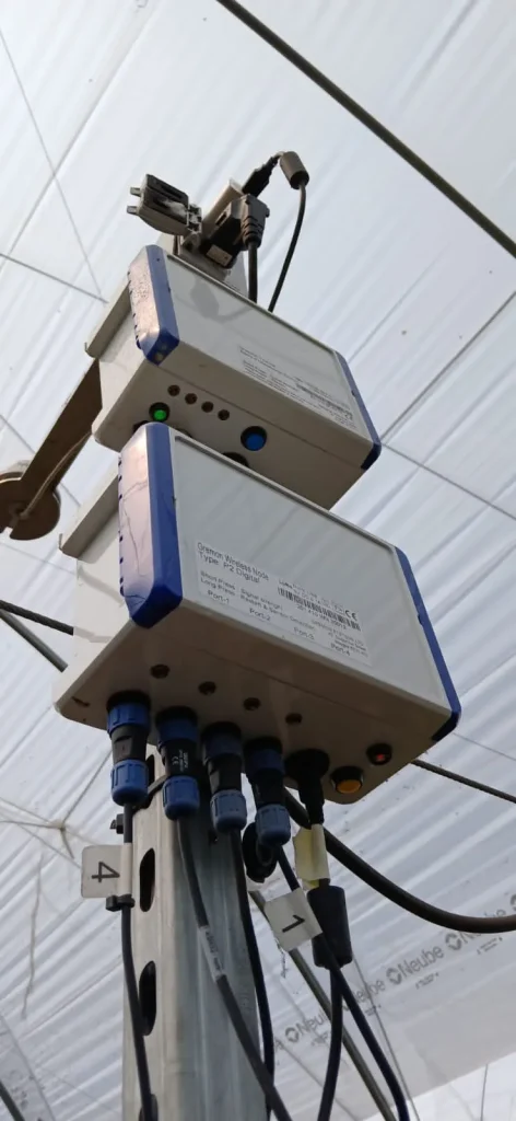 Sistema de riego automatizado: fotografía de dos cajas color blanco con franjas color azul con botones.